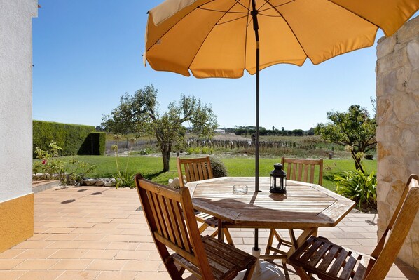 Outdoor dining - Vacation Home Monte do Tanoeiro - Casa Tonel with Wi-Fi & Garden (Rogil)