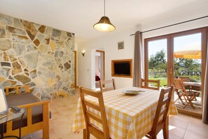 Dining - Vacation Home Monte do Tanoeiro - Casa Tonel with Wi-Fi & Garden (Rogil)