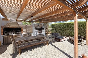 Outdoor dining - Vacation Home Monte do Tanoeiro - Casa Tonel with Wi-Fi & Garden (Rogil)