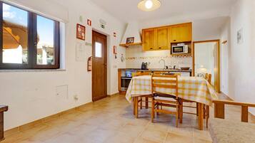 冰箱、微波炉、烤箱、炉灶