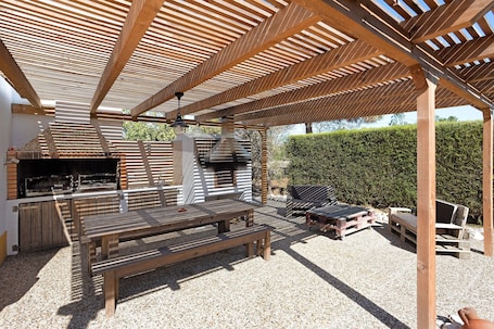 屋外ダイニングエリア. Vacation Home Monte do Tanoeiro - Casa da Barrica with Wi-Fi & Garden
