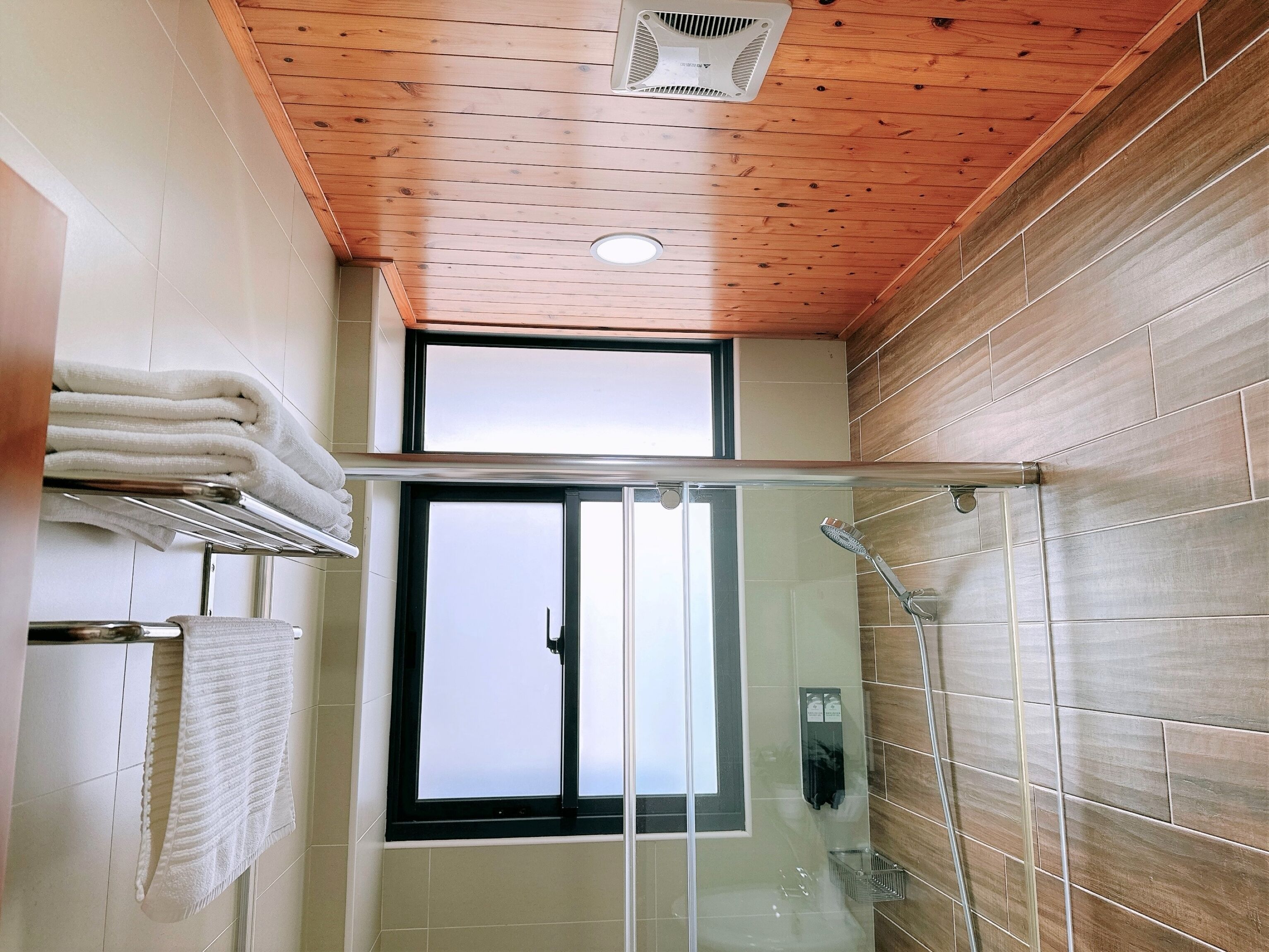 Shower, rainfall showerhead, free toiletries, hair dryer