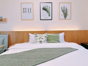 Quarto casal conforto, para não fumantes, vista para a montanha | Individualmente decorados, individualmente mobiliados, cortinas blackout