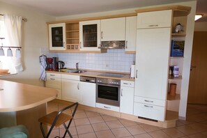 KĂŒhlschrank, Mikrowelle, Ofen, GeschirrspĂŒler
