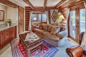 Een televisie en een open haard