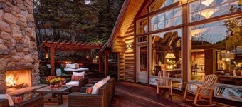 Eagles Nest Luxury Retreat, Views, Hot Tub, Walking distance to Resort