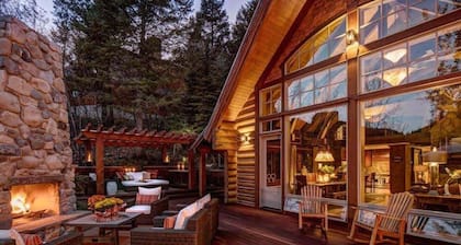 Eagles Nest Luxury Retreat, Views, Hot Tub, Walking distance to Resort