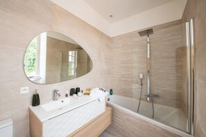 Duschwanne, Haartrockner, Bidet, Handtücher