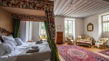 8 slaapkamers, een kluis op de kamer, een strijkplank/strijkijzer