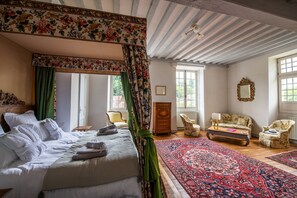 8 chambres, coffre-fort, fer et planche à repasser, lit de bébé portatif