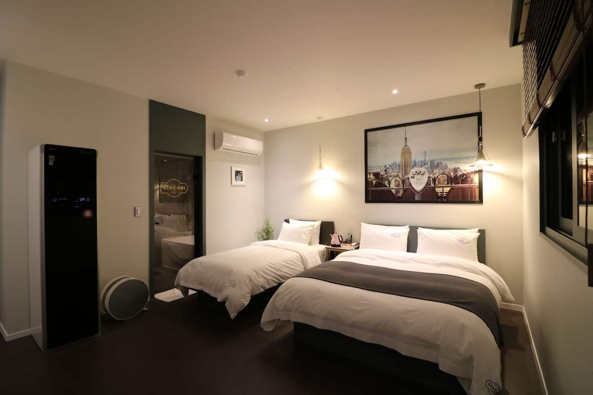 Deluxe Twin kamer | Luxe beddengoed, bedden met traagschuimmatras, een bureau