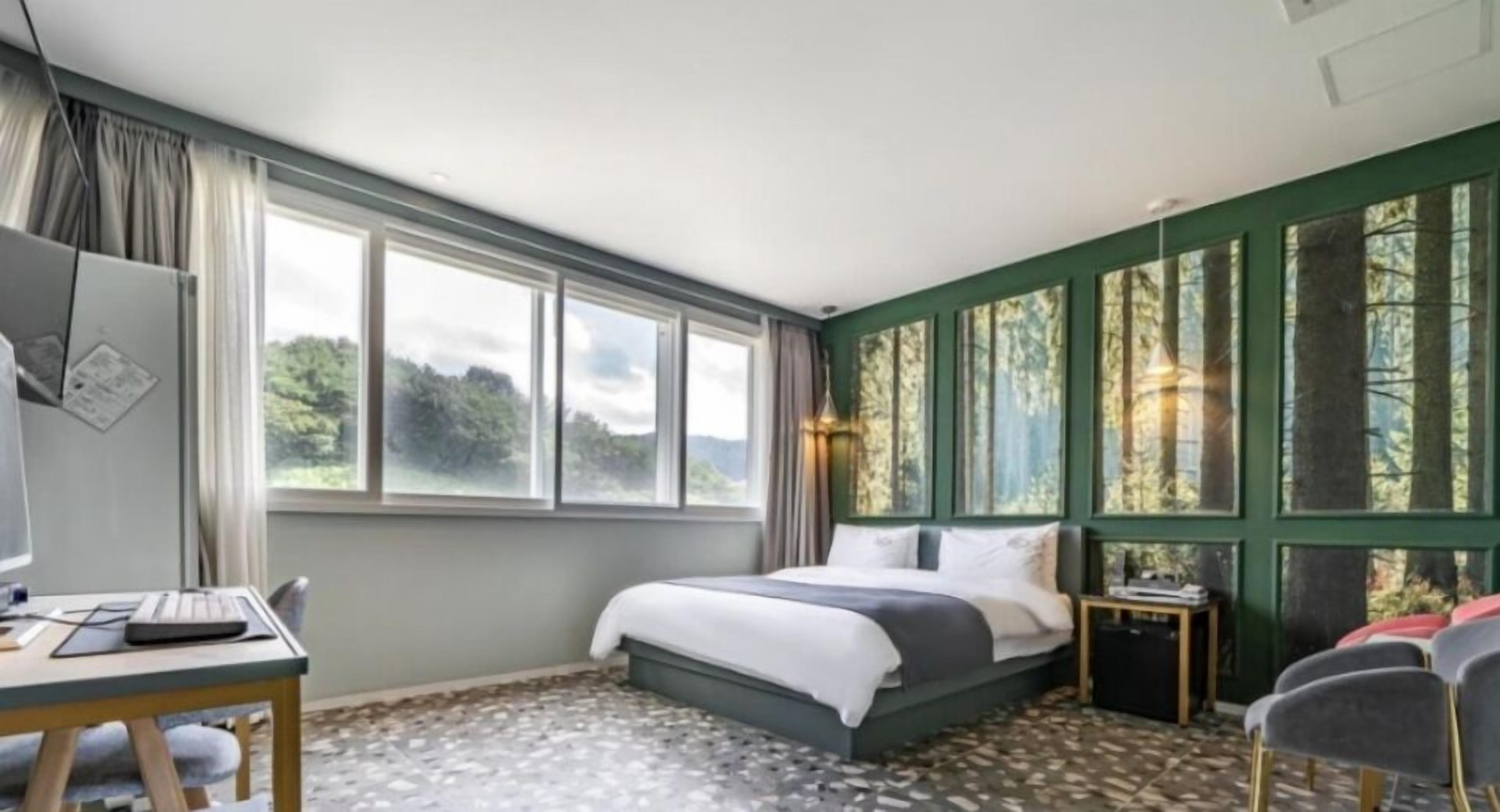 特級雙人房 | 高級寢具、記憶棉床墊、書桌、手提電腦工作空間