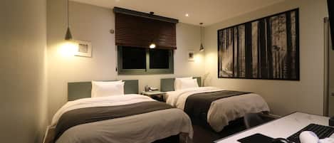 Premium Twin kamer | Luxe beddengoed, bedden met traagschuimmatrassen, een bureau