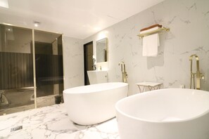 Signature Double Room | Bathroom | Separate tub and shower, deep soaking tub, free toiletries, hair dryer - Stay-inn Hotel (Gimhae)