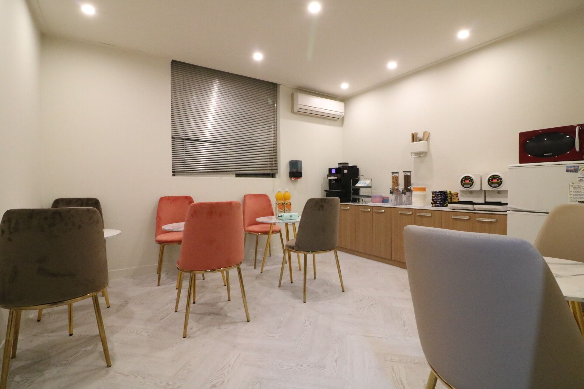 Free daily self-serve breakfast