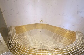 Family Double Room | Bathroom | Separate tub and shower, deep soaking tub, free toiletries, hair dryer