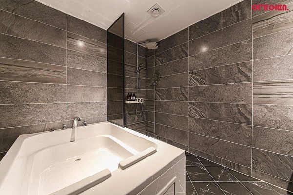 Superior Double Room | Bathroom | Separate tub and shower, deep soaking tub, free toiletries, hair dryer