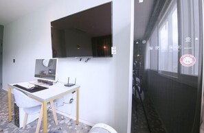 Premium bedding, memory-foam beds, desk, laptop workspace - Stay-inn Hotel (Gimhae)