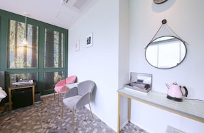 Premium bedding, memory-foam beds, desk, laptop workspace - Stay-inn Hotel (Gimhae)