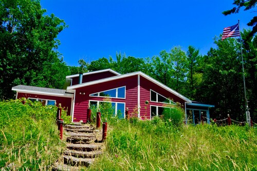 Menominee Riverfront Private Wooded 4-Season Cottage Retreat