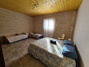 2 bedrooms, iron/ironing board, free WiFi, bed sheets - Beautiful villa near Torre Ovo, 800 meters from the sea.  (Monacizzo-librari-truglione)