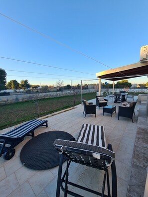 Outdoor dining - Beautiful villa near Torre Ovo, 800 meters from the sea.  (Monacizzo-librari-truglione)