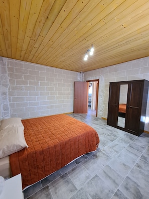2 bedrooms, iron/ironing board, free WiFi, bed sheets - Beautiful villa near Torre Ovo, 800 meters from the sea.  (Monacizzo-librari-truglione)