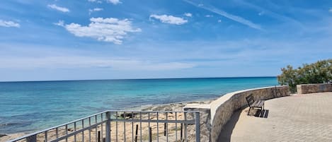 Nära stranden, solstolar och strandhanddukar