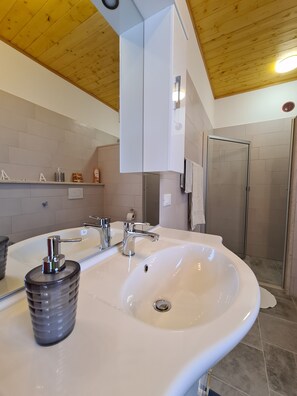 Shower, hair dryer, bidet, towels - Beautiful villa near Torre Ovo, 800 meters from the sea.  (Monacizzo-librari-truglione)