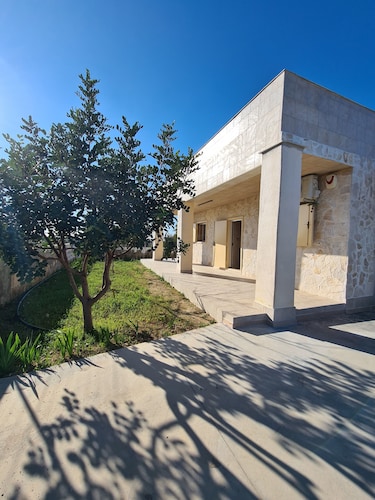 Belle villa près de Torre Ovo, à 800 mètres de la mer. 