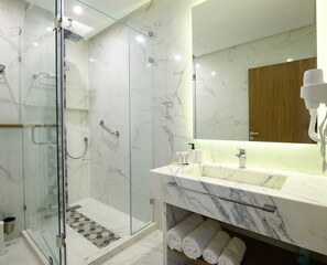 Dusche, Regendusche, kostenlose Toilettenartikel, Haartrockner