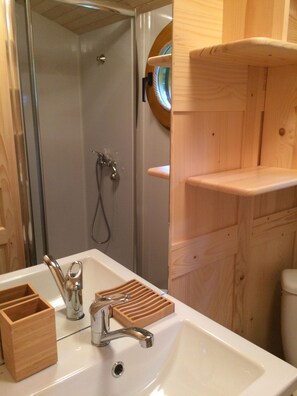 Dusj, hårføner, håndklær og såpe