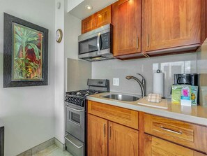 Kylskåp, mikrovågsugn, ugn och spishäll