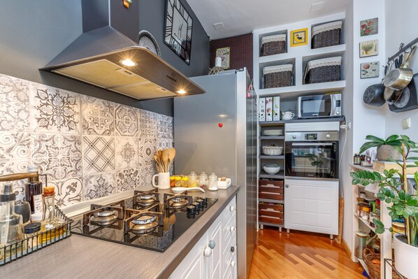 Family House, Multiple Bedrooms (Cozy Home with private Garden) | Private kitchen | Fridge, oven, stovetop, dishwasher