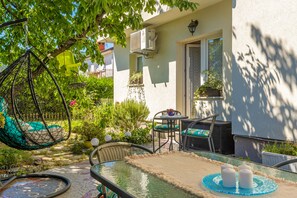 Casa familiare, camere multiple (Cozy Home with private Garden) | Ristorazione all'aperto