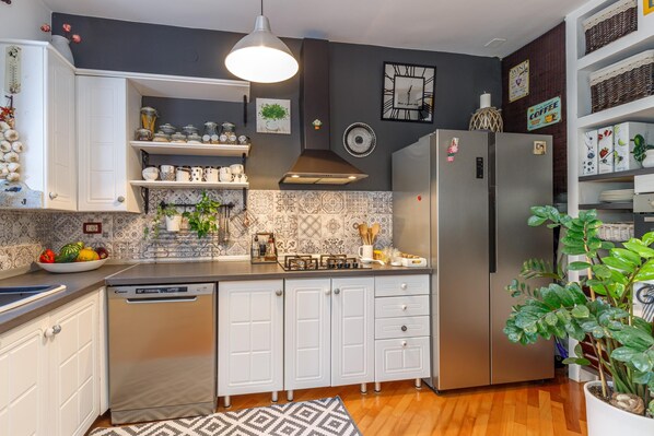 Maison Familiale, plusieurs chambres (Cozy Home with private Garden) | Cuisine privée | Réfrigérateur, four, plaque de cuisson, lave-vaisselle