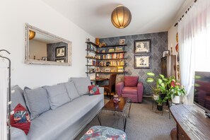 Family House, Multiple Bedrooms (Cozy Home with private Garden) | Living area