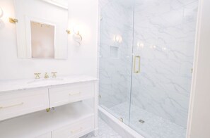 Dusche, Haartrockner, Handtücher