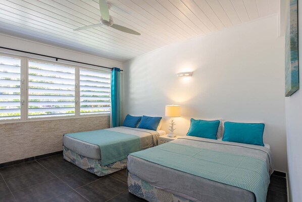 4 bedrooms, iron/ironing board, WiFi, bed sheets