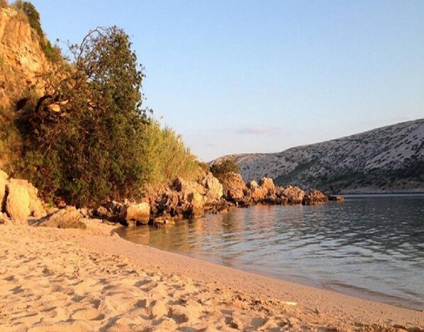 Perto da praia, espreguiçadeiras, toalhas de praia