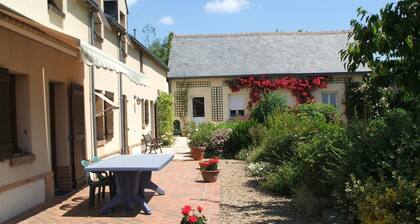 GĂźte spacieux avec billard, cheminĂ©e & terrasse, prĂšs de la forĂȘt de BercĂ©, Wi-Fi & activitĂ©s nature