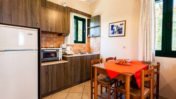 Design House | Private kitchen | Fridge, toaster oven, cookware/dishes/utensils