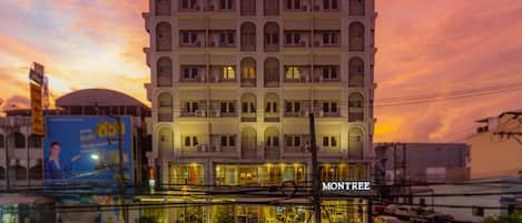 Fachada da propriedade à noite