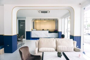 Lobby sitting area - Montree Phuket Hotel (Phuket)