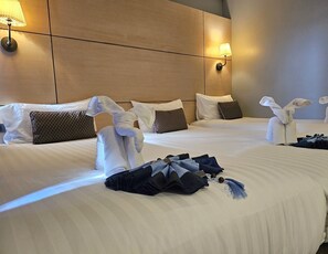 Habitación triple superior | Escritorio, wifi gratis y ropa de cama 
