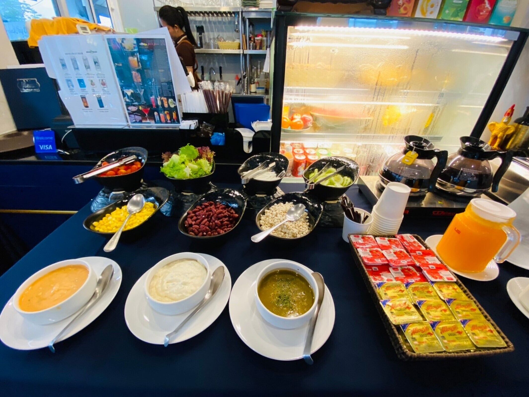 Der serveres frokost, aftensmad og brunch
