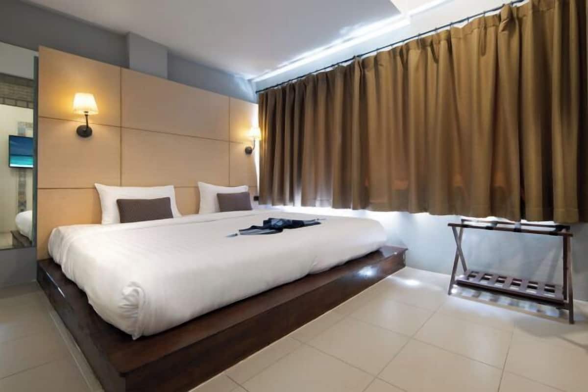Desk, free WiFi, bed sheets