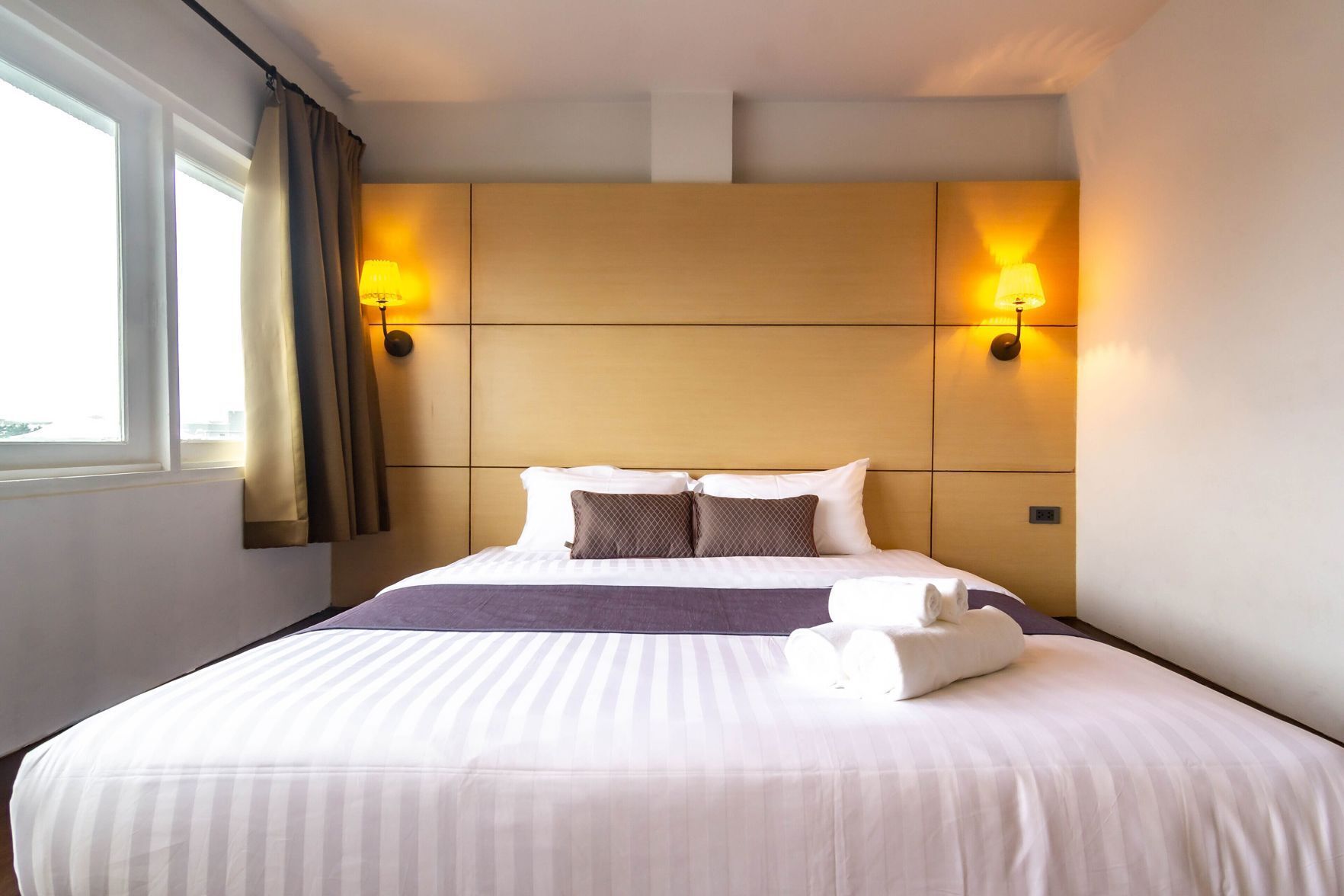 Escritorio, wifi gratis y ropa de cama 