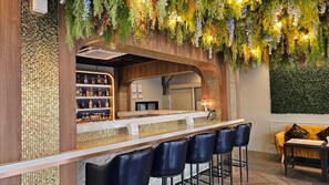 Bar (trong khuôn viên)