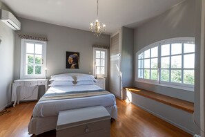 3 makuuhuonetta, kannettavalle tietokoneelle sopiva työtila